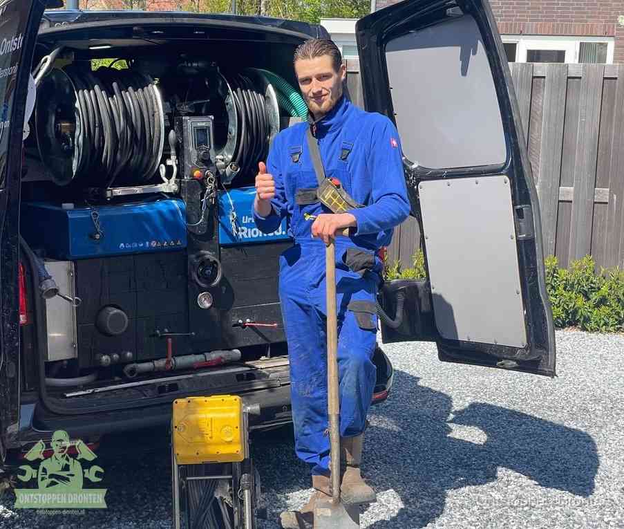 Een tevreden monteur met opgestoken duim na een geslaagde klus, slim ingrijpen bespaart kosten bij een verstopte wc in Dronten