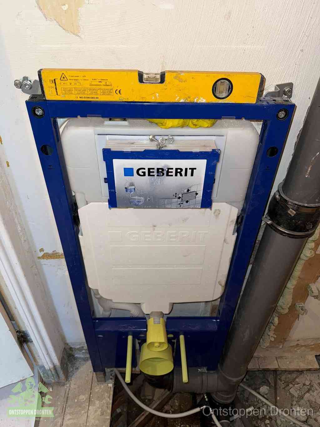 Een Geberit inbouwreservoir met frame voor een hangtoilet tegen de wand, met de afvoerbocht naar de vloer, kenmerkend voor een verstopt hangtoilet in Dronten