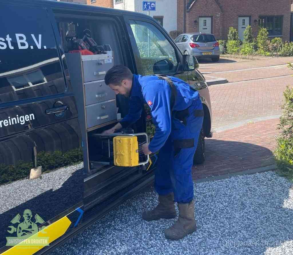 Een monteur pakt apparatuur uit de bedrijfsbus voor service aan huis, het moment om een professional in te schakelen voor een verstopte wc in Dronten