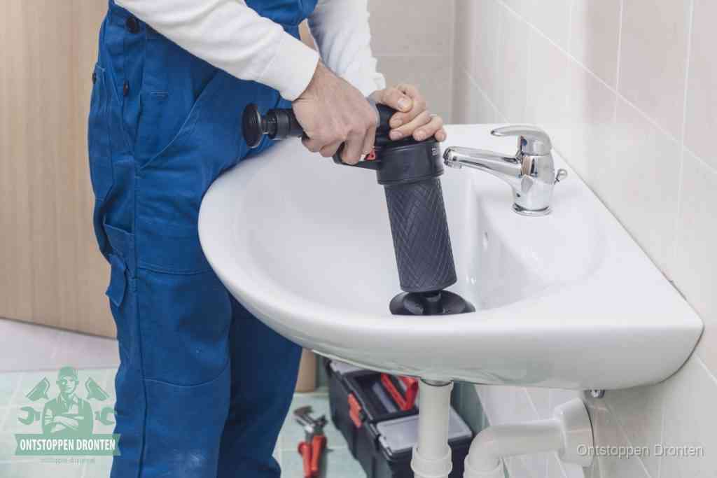 Een te ruwe doe-het-zelf poging met een hand-pomp op de afvoer van een badkamer-wastafel, een van de veelgemaakte fouten bij afvoer ontstoppen in Dronten