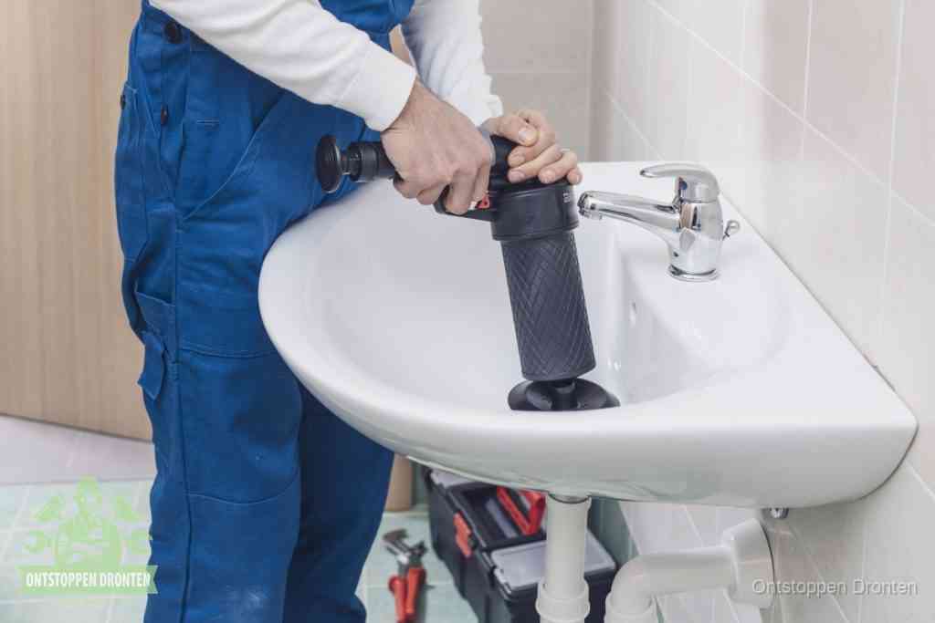 Een te ruwe doe-het-zelf poging met een handmatige perslucht-ontstopper op een sanitair-afvoer, een van de veelgemaakte fouten bij wc ontstoppen in Dronten